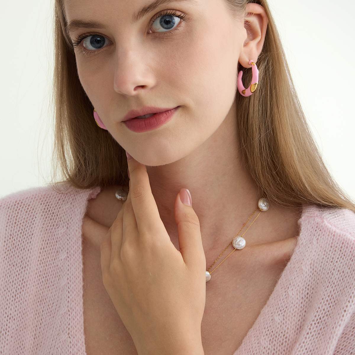 ELENYS Blush – růžové pozlacené náušnice na uchu